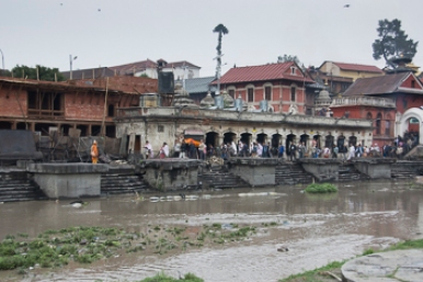 Na margem direita do Bagmati, o cortejo chega carregando o corpo que seria cremado.